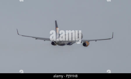 IcelandAir volo dall'Aeroporto Internazionale di Glasgow legato per l'Islanda, Renfrewshire, Scozia - 2 Maggio 2016 Foto Stock