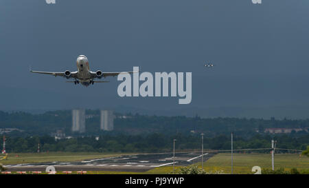 Jet2 Airlines partono dall'Aeroporto Internazionale di Glasgow, Renfrewshire, Scozia - 1 giugno 2018 Foto Stock