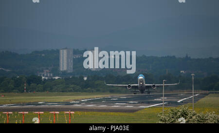 Thomson Airlines (TUI) visto all'Aeroporto Internazionale di Glasgow, Renfrewshire, Scozia. Foto Stock