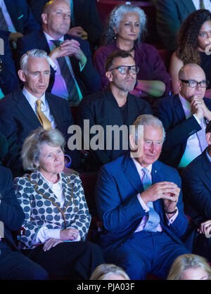 Il Principe di Galles orologi una performance al fianco di attrice Imelda Staunton presso la Old Vic Theatre di Londra centrale, durante una visita a segnare il teatro il duecentesimo anniversario. Foto Stock