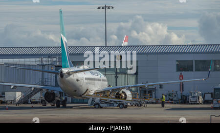 Westjet volo diretto ad Halifax Nova Scotia visto ottenere pronto e uscire dall'Aeroporto Internazionale di Glasgow. Questo è stato un volo introduttivo che ha Foto Stock