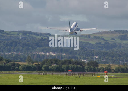 Westjet volo diretto ad Halifax Nova Scotia visto ottenere pronto e uscire dall'Aeroporto Internazionale di Glasgow. Questo è stato un volo introduttivo che ha Foto Stock