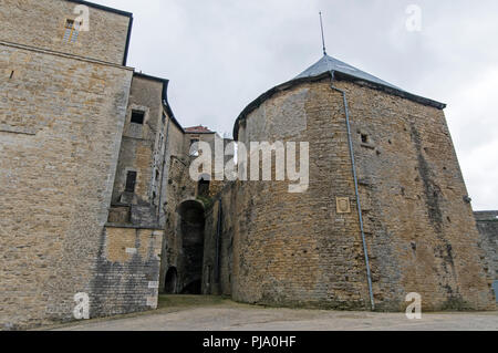 Grande principale porta d'ingresso per gli ospiti dell'hotel per guidare anche se al 4 stelle albergo le château fort a Sedan. Un comune nelle Ardenne nel nord della Francia. Foto Stock