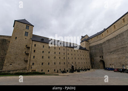 Il 4 Stelle Hotel Le Château Fort a Sedan, comune nelle Ardenne del nord della Francia. Il castello medievale fu costruito nella prima parte del XV Foto Stock