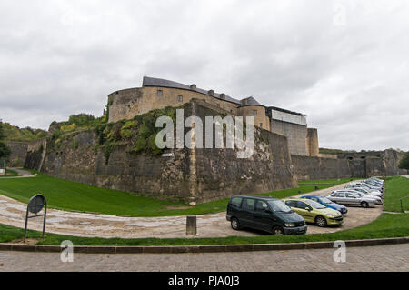 Le Château Fort Sedan al di fuori della piccola cittadina di Sedan nelle Ardenne del Nord della Francia. Il fortilizio medievale fu costruito nella prima parte del XV Foto Stock