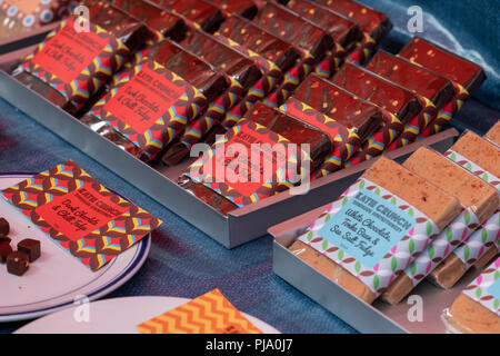 Fudge fatti a mano per la vendita su uno stallo a Stroud farmers market. Stroud, Gloucestershire, Inghilterra Foto Stock