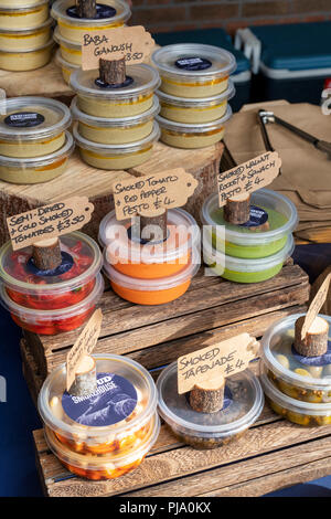 Smokehouse prodotti per la vendita a Stroud farmers market. Stroud, Gloucestershire, Inghilterra Foto Stock