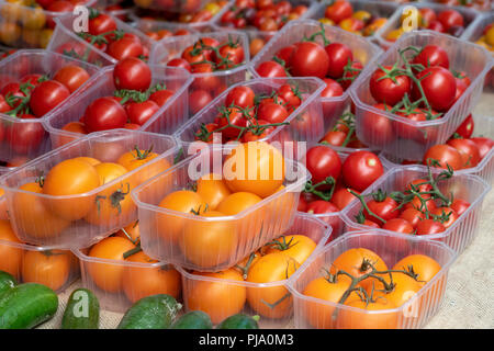 Pomodori per vendita a Stroud farmers market. Stroud, Gloucestershire, Inghilterra Foto Stock