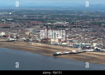 Una veduta aerea della Torre di Blackpool e dalla spiaggia. Foto Stock