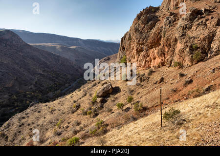 Valle di montagna paesaggio, Noravank monastero, Vayots Dzor provincia, Armenia Foto Stock