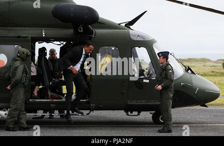 An Taoiseach Leo Varadkar (centro) arriva in elicottero su Inis Meain, Isole Aran, per una visita a Colaiste Naomh Eoin, per contrassegnare la sua costituzione come una singola entità scuola. Foto Stock