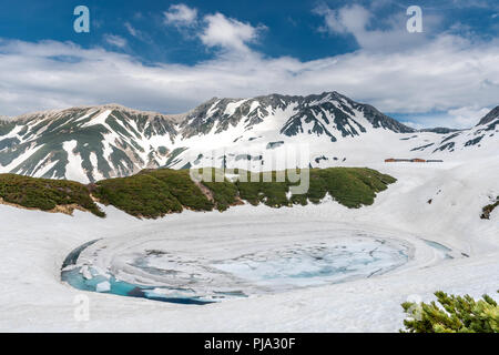 Un lago icey in Tatayama Foto Stock