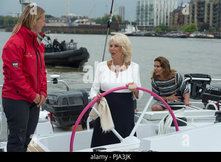 La duchessa di Cornovaglia incontra la principessa Haya Bint Al Hussein durante una visita per vedere la fanciulla yacht al Presidente HMS a Londra. Foto Stock