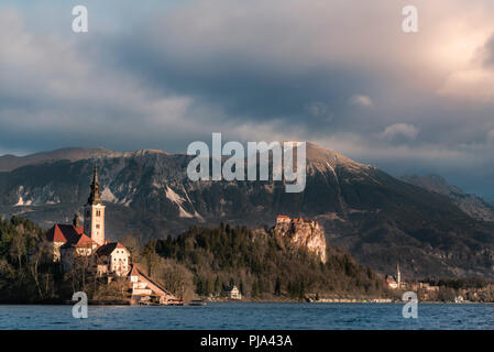 Bellissimo paesaggio con la città di Bled, il lago, le colline circostanti, l'isola e la Karawanks montagne sullo sfondo, in Slovenia. Foto Stock