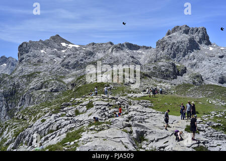 Peña Remona da El cavo in corrispondenza della parte superiore della funivia da Fuente De.persone stanno godendo il sole estivo. Foto Stock