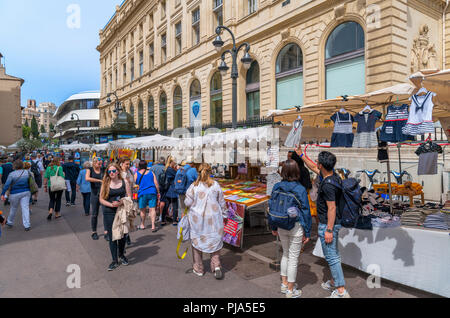 Strada del mercato di Rue Reine Elisabeth nel Vieux Port District, Marsiglia, Provence-Alpes-Côte d'Azur, in Francia Foto Stock