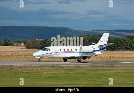 Un regno unito Registered Cessna Citation XLS G-OXLS arrivando all'aeroporto di Inverness nelle Highlands Scozzesi. Foto Stock