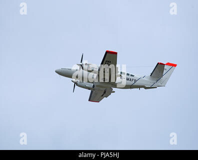 Un marine & scheda di pesca twin aeromobili propulsori lasciando Inverness per un volo di sorveglianza round Orkney Isles per proteggere gli interessi di salita. Foto Stock