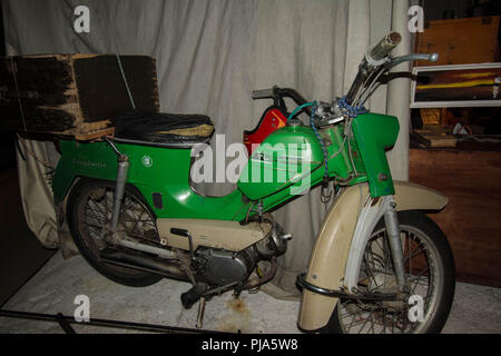 Moto verde nel museo di Rovaniemi Finlandia Foto Stock