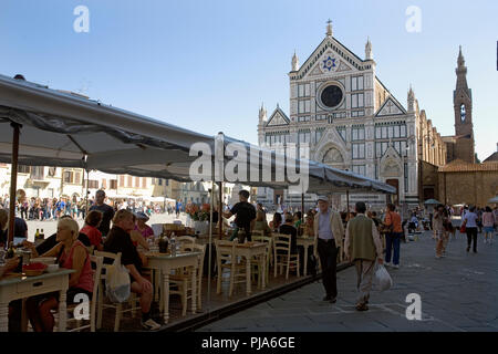 Sala da pranzo all'aperto in Piazza di Santa Croce a Firenze Toscana Italia Foto Stock