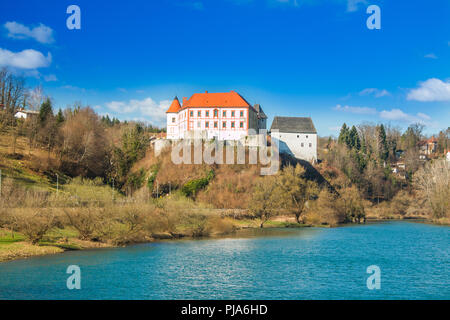 Il castello di Ozalj sopra il fiume Kupa, paesaggio di campagna, Croazia Foto Stock