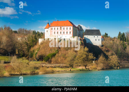 Il castello di Ozalj sopra il fiume Kupa, paesaggio di campagna, Croazia Foto Stock