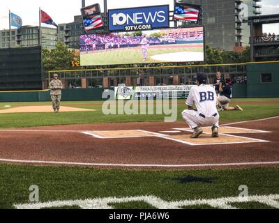 Col. Allison Miller getta il cerimoniale di primo passo durante un Columbus Clippers baseball gioco Luglio 4, 2018. Il Columbus Clippers salute locale eroi militari durante il 4 di luglio Holiday in onore delle donne in campo militare, dove Col. Miller ha avuto l'onore di gettare il primo passo. Foto Stock