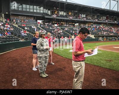 Col. Allison Miller getta il cerimoniale di primo passo durante un Columbus Clippers baseball gioco Luglio 4, 2018. Il Columbus Clippers salute locale eroi militari durante il 4 di luglio Holiday in onore delle donne in campo militare, dove Col. Miller ha avuto l'onore di gettare il primo passo. Foto Stock