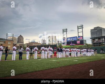 Col. Allison Miller getta il cerimoniale di primo passo durante un Columbus Clippers baseball gioco Luglio 4, 2018. Il Columbus Clippers salute locale eroi militari durante il 4 di luglio Holiday in onore delle donne in campo militare, dove Col. Miller ha avuto l'onore di gettare il primo passo. Foto Stock