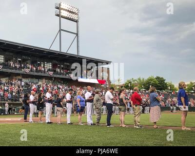 Col. Allison Miller getta il cerimoniale di primo passo durante un Columbus Clippers baseball gioco Luglio 4, 2018. Il Columbus Clippers salute locale eroi militari durante il 4 di luglio Holiday in onore delle donne in campo militare, dove Col. Miller ha avuto l'onore di gettare il primo passo. Foto Stock