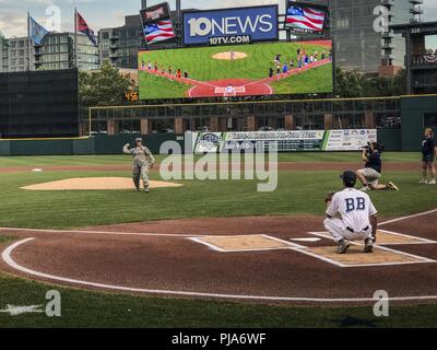 Col. Allison Miller getta il cerimoniale di primo passo durante un Columbus Clippers baseball gioco Luglio 4, 2018. Il Columbus Clippers salute locale eroi militari durante il 4 di luglio Holiday in onore delle donne in campo militare, dove Col. Miller ha avuto l'onore di gettare il primo passo. Foto Stock