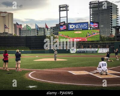 Col. Allison Miller getta il cerimoniale di primo passo durante un Columbus Clippers baseball gioco Luglio 4, 2018. Il Columbus Clippers salute locale eroi militari durante il 4 di luglio Holiday in onore delle donne in campo militare, dove Col. Miller ha avuto l'onore di gettare il primo passo. Foto Stock