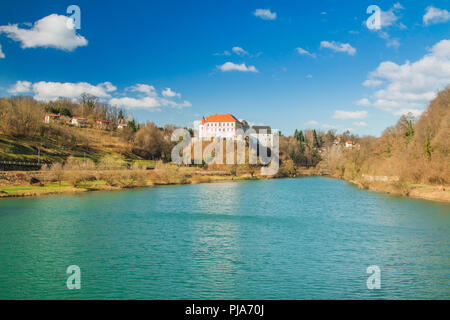 Il castello di Ozalj sopra il fiume Kupa, paesaggio di campagna, Croazia Foto Stock