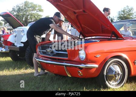 Gunnery Sgt. Jeff Weathern guarda dentro un auto classica con suo figlio durante un giorno di indipendenza celebrazione a bordo Marine Corps reclutare Depot Parris Island 4 luglio. Weathern è un trapano istruttore con società di Echo. Foto Stock