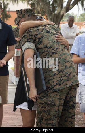 Tammie Ashely abbraccia Gunnery Sgt. Justin Boyer a congratularmi con lui dopo la cerimonia di promozione a bordo Marine Corps reclutare Depot Parris Island luglio 2. Foto Stock