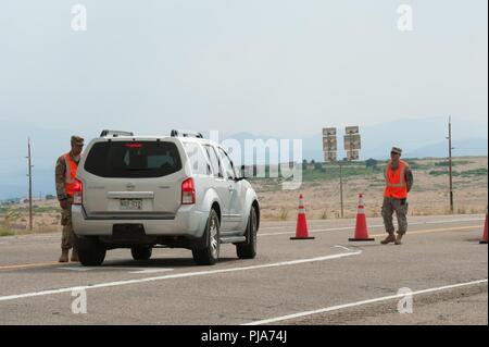 Il sergente Eric Blakely, risorse umane lo specialista e SPC. Ronnie buona, correzioni specialista, sia dall'193rd Polizia Militare Battaglione di lavoro il traffico di un punto di controllo per tenere la gente al sicuro da aree che sono state evacuate in La Veta, Colo., 3 luglio. 2018. Più di cinquanta soldati e aviatori di Colorado National Guard stanno aiutando la molla Fire Incident Commander con il traffico dei punti di controllo, stoppino pattuglie di sicurezza aerea e di gocce di acqua in Costillo e Huerfano Counties Colo., 3 luglio 2018. Il CONG ha supportato la molla Fire dal 1 luglio 2018, che fornisce funzionalità di incl Foto Stock