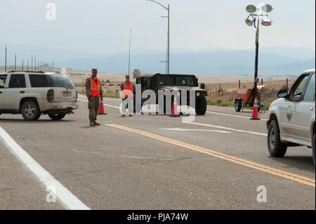 Il sergente Eric Blakely, risorse umane lo specialista e SPC. Ronnie buona, correzioni Specialista sia dal 193rd Polizia Militare Battaglione opera su un traffico contol punto per tenere la gente al sicuro da aree che sono state evacuate in La Veta, Colo., 3 luglio. 2018. Più di cinquanta soldati e aviatori di Colorado National Guard per assistere la molla Fire incident commander con il traffico dei punti di controllo, stoppino pattuglie di sicurezza aerea e di gocce di acqua in Costilla e Huerfano Counties. Foto Stock