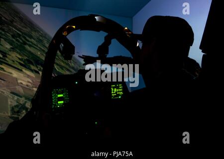 Keifer Thompson, cantante del paese band Thompson Square, opera un A-10 Thunderbolt simulatore II prima del patriota Festival, luglio 3, 2018 a Moody Air Force Base, Ga. Team Moody ha ospitato l'evento gratuito per consentire gli avieri e alle loro famiglie la possibilità di prendere un po' di tempo lontano dalla missione e godere di un quarto di luglio l'esperienza. La manifestazione consisteva di musica dal vivo, carrelli di cibo e divertimento per tutta la famiglia e uno spettacolo di fuochi d'artificio. Foto Stock