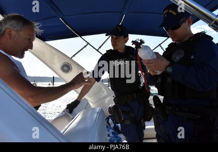 La guardia costiera della barca il suo equipaggio, entrambi di stanza a Seattle, chat con un locale mariner durante la conduzione di ispezioni di navi in un porto turistico sul lago di Coeur d'Alene in Idaho, 1 luglio 2018. Il lago di Coeur d'Alene è uno dei 61 laghi navigabili in Idaho, sei dei quali hanno giurisdizione federale. Foto Stock