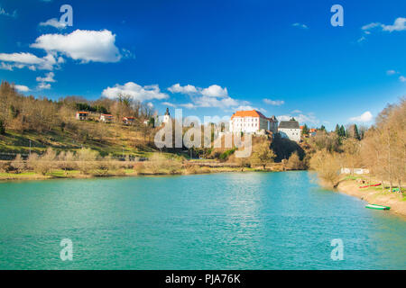 Il castello di Ozalj sopra il fiume Kupa, paesaggio di campagna, Croazia Foto Stock