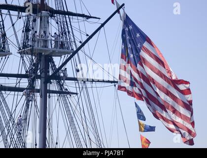 (4 luglio 2018) velisti assegnati alla USS Constitution salita della nave di mezzana-protezioni del montante durante 'Old Ironsides' in corso commemorazione del giorno dell'indipendenza. Costituzione ha ospitato i membri del pubblico in commemorazione del 242º anniversario dell'adozione della dichiarazione di indipendenza dal secondo congresso continentale. Foto Stock