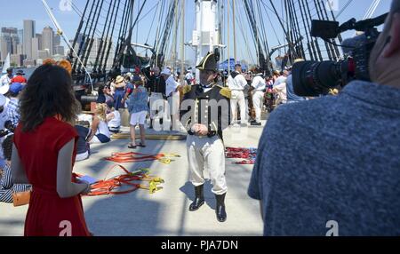 (4 luglio 2018) Nathaniel R. Shick, settantacinquesimo comandante della USS Constitution, è stato intervistato da Bloomberg TV durante una dimostrazione in corso. Costituzione ha ospitato i membri del pubblico in commemorazione del 242º anniversario dell'adozione della dichiarazione di indipendenza dal secondo congresso continentale. Foto Stock