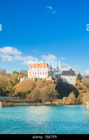 Il castello di Ozalj sopra il fiume Kupa, paesaggio di campagna, Croazia Foto Stock