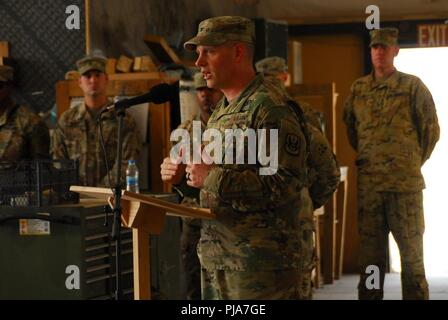 ERBIL, Iraq - STATI UNITI Esercito di combattimento 449th Aviation Comandante di brigata Col. Giuseppe Vescovo, dà i soldati del quarto attacco battaglione di ricognizione, 4° Reggimento Aviazione Un grazioso benvenuto come essi sostituiscono il 7° Stormo, xvii cavalleria durante un trasferimento di autorità cerimonia Luglio 2, 2018. Il trasferimento di autorità cerimonia significata la assunzione del comando della missione per fornire sostegno alla Coalizione e forze dei partner nella sconfitta-ISIS missione a sostegno di funzionamento inerenti a risolvere. Foto Stock