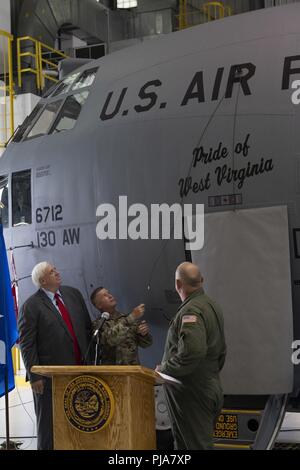 Gov. Jim giustizia, il Mag. Gen. James Hoyer, Aiutante Generale del West Virginia Guardia Nazionale e Col. Johnny Ryan, 130Airlift Wing Commander, svelare il nome "orgoglio del West Virginia" su una C-130H Luglio 7, 2018 a McLaughlin Air National Guard Base, Charleston, West Virginia. Il piano da 130Airlift Wing era chiamato "l'orgoglio del West Virginia" in onore del legame tra la Guardia Nazionale e le comunità che serve. Foto Stock