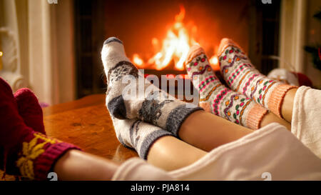 Primo piano immagine di piedi nel caldo calze di lana e caminetto a casa Foto Stock