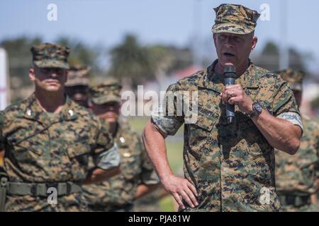 Stati Uniti Marine Corps Lt. Gen. Lewis A. Craparotta, il comandante generale di I Marine Expeditionary Force, parla durante un cambio del comando cerimonia di premiazione che si terrà al Marine Corps base Camp Pendleton, California, il 6 luglio 2018. La cerimonia ha rappresentato il trasferimento di responsabilità e autorità e responsabilità da magg. Gen. Eric M. Smith, offgoing comandante generale, il Mag. Gen. Robert F. Castellvi, l'entrata comandante generale. Foto Stock