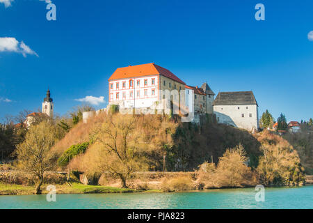 Il castello di Ozalj sopra il fiume Kupa, paesaggio di campagna, Croazia Foto Stock