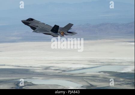 Lt. Gen Mark Kelly, XII Air Force Commander, manovre di un F-35 Lightning ll, dal 388 Fighter Wing, Hill Air Force Base in Utah, sulla Utah Test e campo di addestramento Luglio 3, 2018. Lt. Gen Kelly è stato il suo ultimo volo come comandante del XII Air Force. Foto Stock