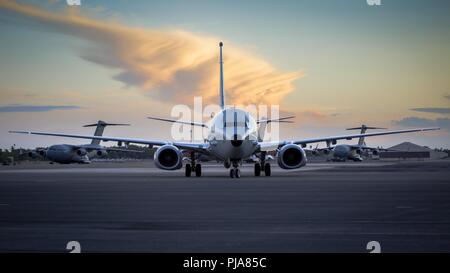 Pearl Harbor (Luglio 3, 2018) un Royal Australian Air Force P-8A Poseidon aereo taxi a base comune a Pearl Harbor-Hickam durante l'esercizio, Rim del Pacifico (RIMPAC), 3 luglio. Venticinque nazioni, 46 navi, cinque sommergibili, circa 200 aerei, e 25.000 personale partecipano RIMPAC dal 27 giugno al 2 agosto in e intorno alle Isole Hawaii e la California del Sud. Il più grande del mondo marittimo internazionale esercitazione RIMPAC offre una singolare opportunità di formazione promuovendo e sostenendo le relazioni cooperative tra i partecipanti sono fondamentali per garantire la sicurezza del mare corsie di un Foto Stock